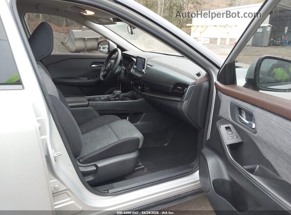 JN8AT3BB2MW226530 2021 NISSAN ROGUE Silver Սալոնի դիմացի տեսք