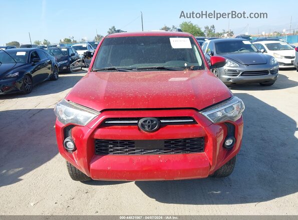 JTEMU5JRXM5935482 2021 TOYOTA 4RUNNER Red Widok deski rozdzielczej