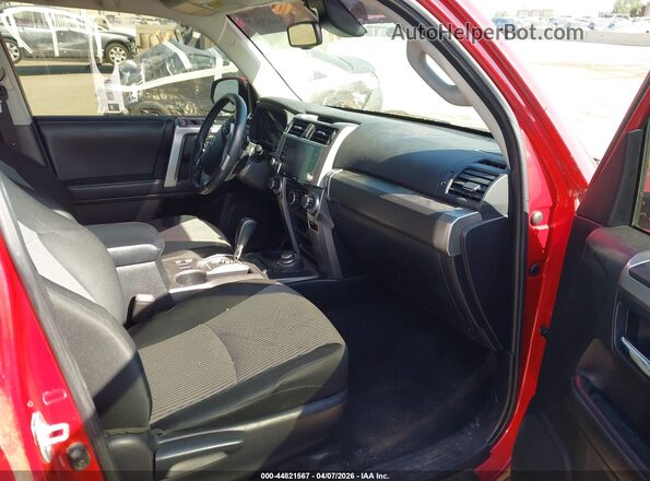 JTEMU5JRXM5935482 2021 TOYOTA 4RUNNER Red Widok wnętrza z przodu