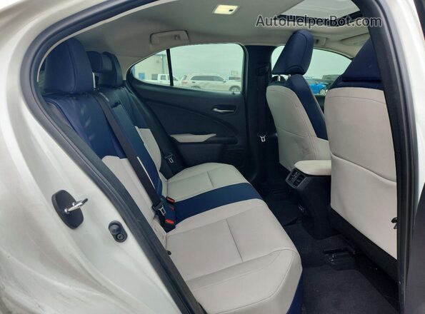JTHP3JBH8N2050315 2022 LEXUS UX White Vista interior trasera