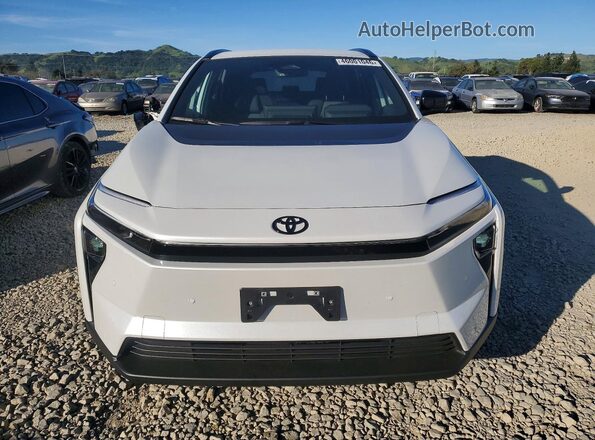 JTMBFAEB6TJ013051 2026 TOYOTA LE White Widok z przodu