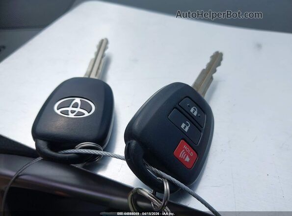 JTMRFREV1HJ116912 2017 TOYOTA LE Red Widok deski rozdzielczej
