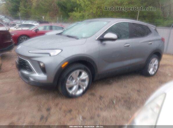 KL4AMCSL7TB067053 2026 BUICK ENCORE Gray Vista tres cuartos delantera izquierda