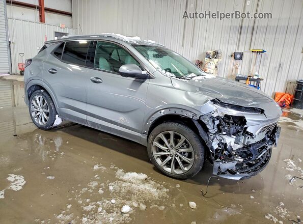KL4AMGSL1TB056945 2026 BUICK ENCORE Gray Delantero derecho