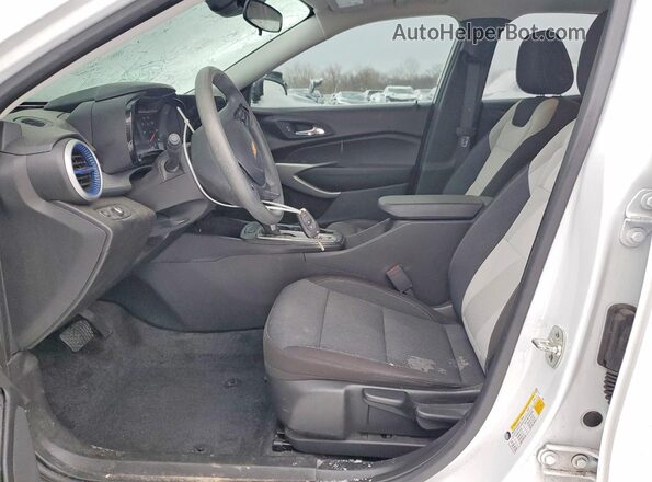 KL77LFE27RC125721 2024 CHEVROLET TRAX Белый Вид салона спереди