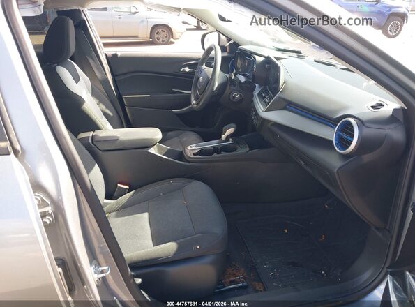 KL77LFEP1SC155119 2025 CHEVROLET TRAX Silver Front interior view