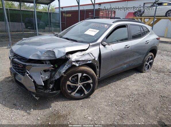 KL77LGE22RC193902 2024 CHEVROLET TRAX Silver Vista tres cuartos delantera izquierda