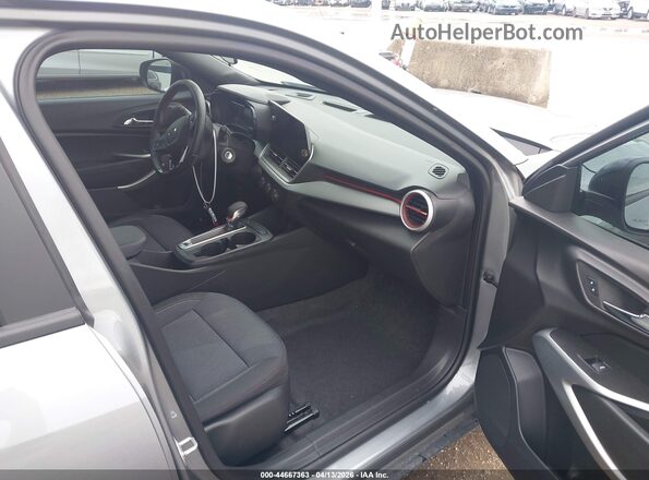 KL77LGEP2SC274125 2025 CHEVROLET TRAX Gray Widok wnętrza z przodu