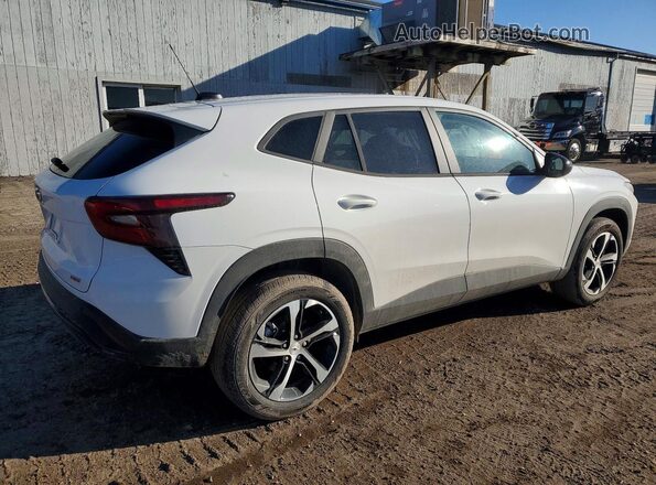 KL77LGEP3TC028959 2026 CHEVROLET TRAX Белый Задняя правая четверть