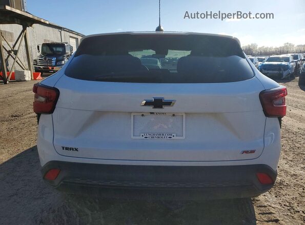 KL77LGEP3TC028959 2026 CHEVROLET TRAX Белый Вид сзади