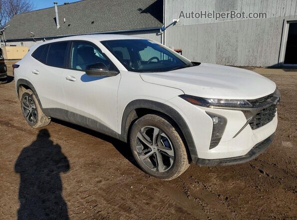 KL77LGEP3TC028959 2026 CHEVROLET TRAX Белый Передняя правая четверть