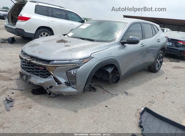 KL77LGEPXTC090522 2026 CHEVROLET TRAX Gray Передня ліва чверть