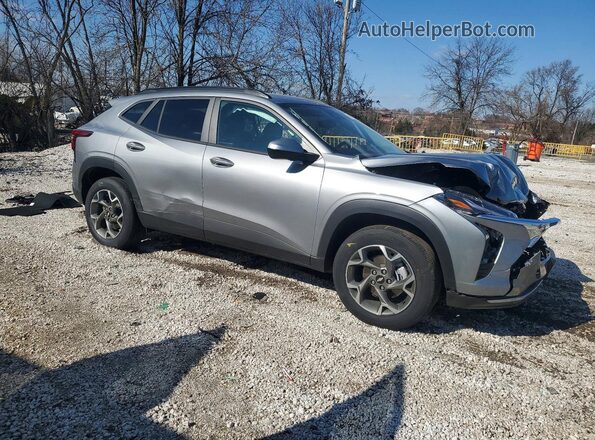 KL77LHEP3TC044617 2026 CHEVROLET TRAX Серебряный Передняя правая четверть