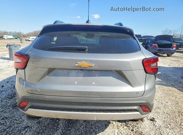 KL77LHEP3TC044617 2026 CHEVROLET TRAX Серебряный Вид сзади