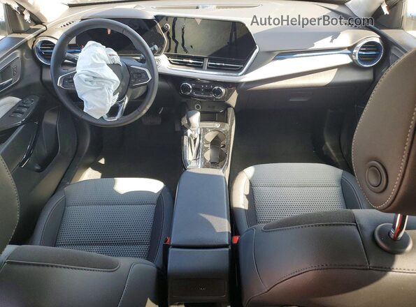 KL77LHEP3TC044617 2026 CHEVROLET TRAX Серебряный Вид панели приборов