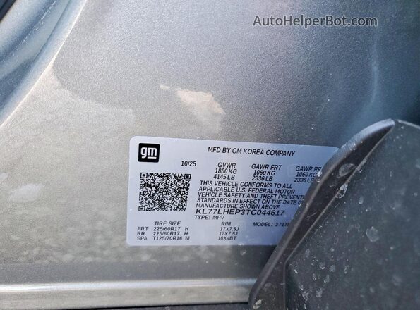 KL77LHEP3TC044617 2026 CHEVROLET TRAX Серебряный Вид наклейки с VIN-кодом