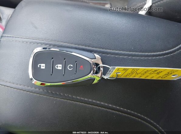 KL77LHEP6SC238301 2025 CHEVROLET TRAX Красный Вид панели приборов