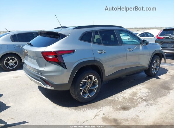 KL77LHEP8SC226666 2025 CHEVROLET TRAX Gray Trasero derecho