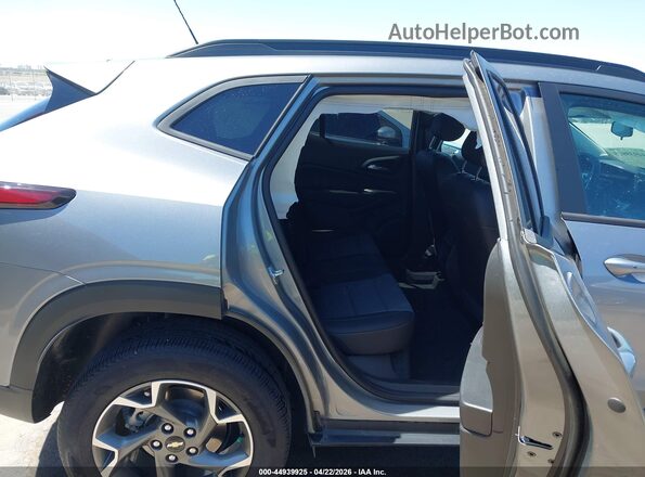 KL77LHEP8SC226666 2025 CHEVROLET TRAX Gray Vista de la etiqueta del VIN
