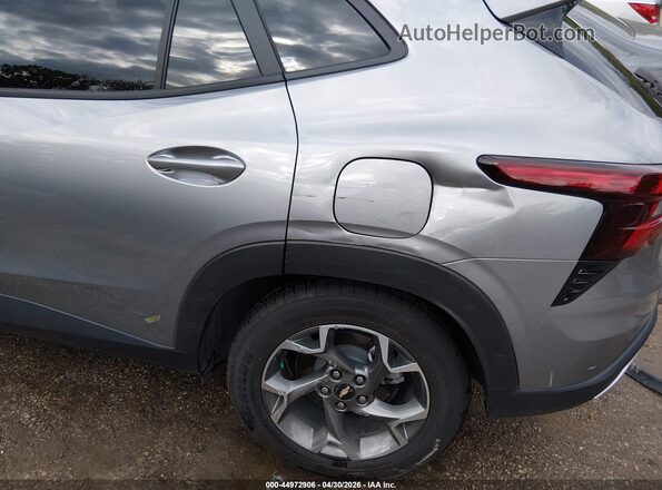 KL77LHEP8SC241975 2025 CHEVROLET TRAX Gray Դիմացի տեսք