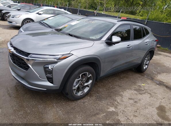 KL77LHEP8SC241975 2025 CHEVROLET TRAX Gray Առջևի ձախ երեք քառորդ տեսարան