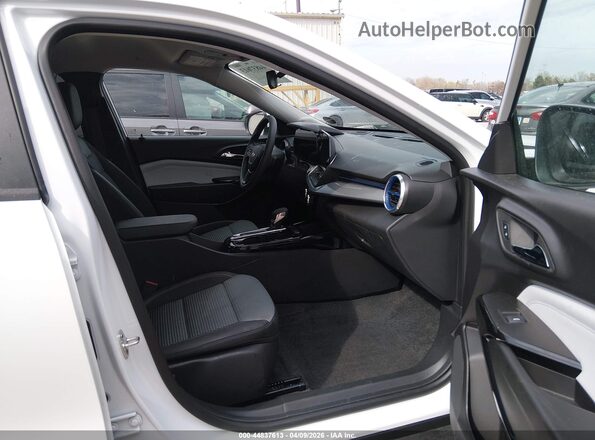 KL77LHEP9TC028020 2026 CHEVROLET TRAX White Front interior view