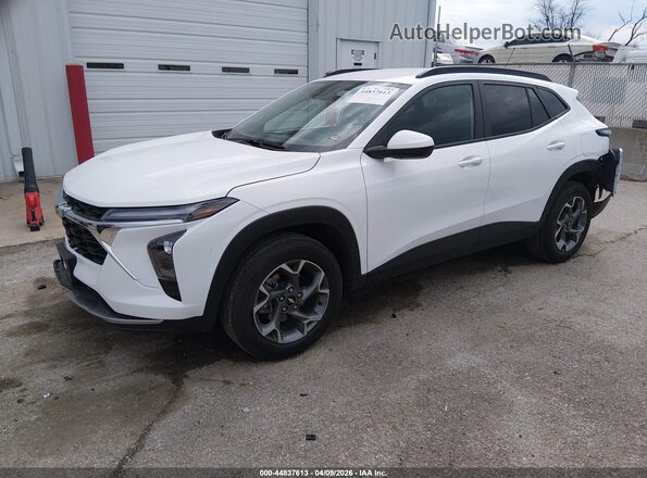 KL77LHEP9TC028020 2026 CHEVROLET TRAX White Front left