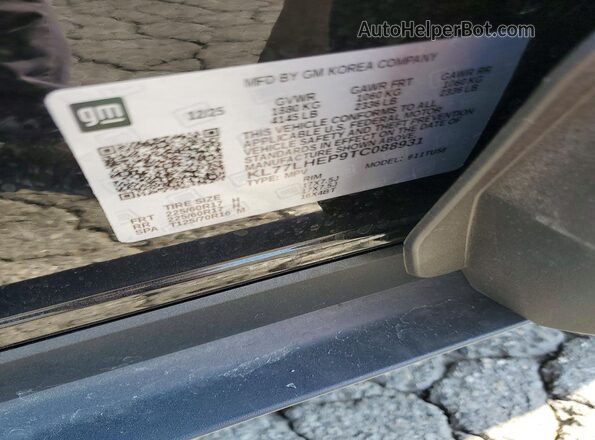 KL77LHEP9TC088931 2026 CHEVROLET TRAX Black Widok naklejki z numerem VIN