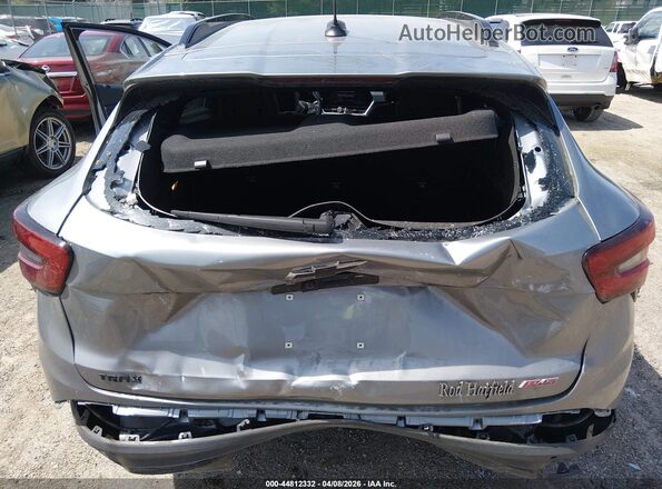 KL77LJEP0SC153638 2025 CHEVROLET TRAX Gray Widok z przodu