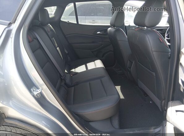 KL77LJEP0SC153638 2025 CHEVROLET TRAX Gray Widok naklejki z numerem VIN