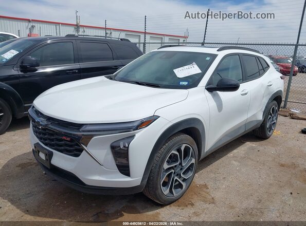 KL77LJEPXSC281000 2025 CHEVROLET TRAX White Առջևի ձախ երեք քառորդ տեսարան