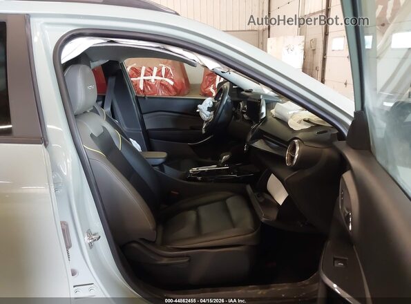 KL77LKEP0SC034574 2025 CHEVROLET TRAX Green წინა სალონის ხედი