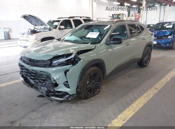KL77LKEP0SC034574 2025 CHEVROLET TRAX Green წინა მარცხენა ხედი სამი მეოთხედიდან