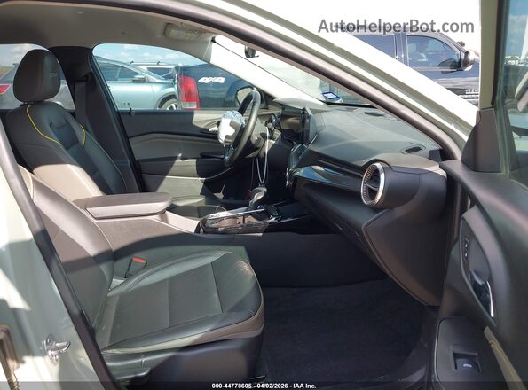 KL77LKEP0SC048264 2025 CHEVROLET TRAX Green Вид салону спереду