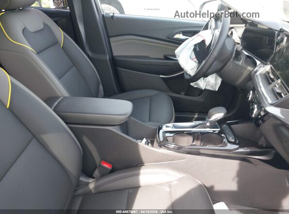 KL77LKEP8TC087900 2026 CHEVROLET TRAX Green Вид салону спереду