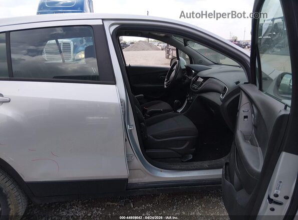 KL7CJKSB5JB622262 2018 CHEVROLET TRAX Silver Вид салону спереду