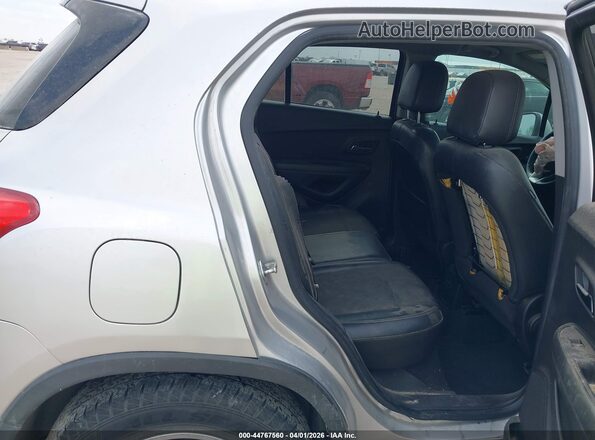 KL7CJLSB5MB334123 2021 CHEVROLET TRAX Silver VIN կոդի պիտակի տեսք
