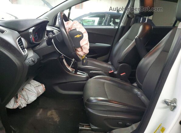 KL7CJLSB7JB634189 2018 CHEVROLET TRAX White Front interior view