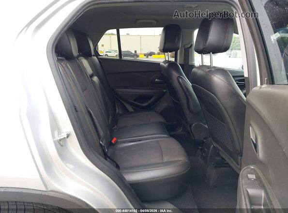 KL7CJLSB9MB323223 2021 CHEVROLET TRAX Silver VIN կոդի պիտակի տեսք