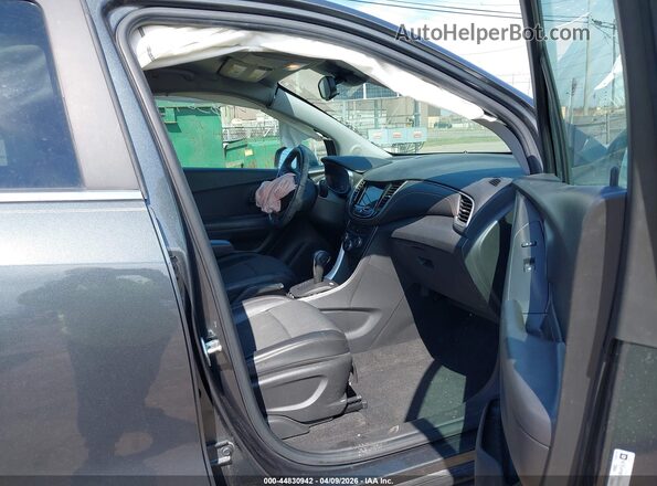 KL7CJPSB2JB647679 2018 CHEVROLET TRAX Gray Front interior view