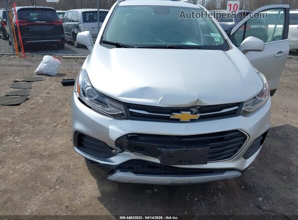 KL7CJPSB3LB323238 2020 CHEVROLET TRAX Silver Widok z przodu