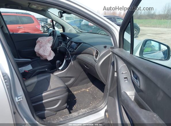 KL7CJPSB3LB323238 2020 CHEVROLET TRAX Silver Widok wnętrza z przodu