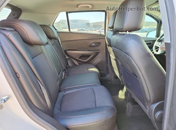 KL7CJPSM2NB543944 2022 CHEVROLET TRAX White Vista de los asientos traseros