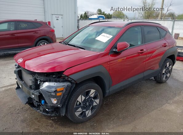 KM8HBCAB2RU046915 2024 HYUNDAI KONA Maroon Vista tres cuartos delantera izquierda