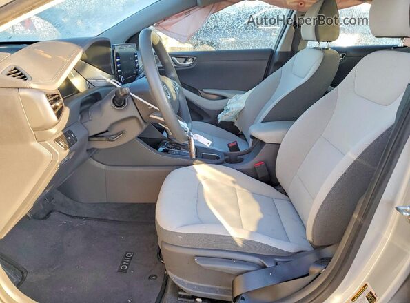 KMHC65LC3MU246498 2021 HYUNDAI IONIQ Серебряный Вид салона спереди