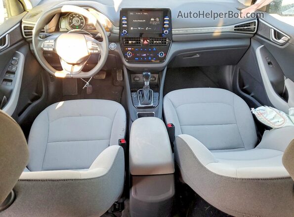KMHC65LC3MU246498 2021 HYUNDAI IONIQ Серебряный Вид панели приборов