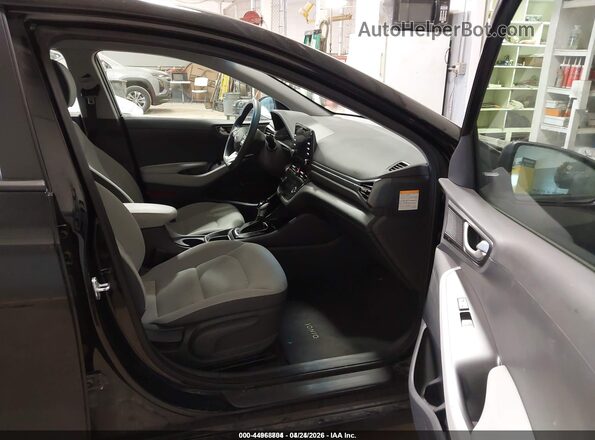 KMHC65LC4MU246106 2021 HYUNDAI IONIQ HYBRID Black Вид салону спереду