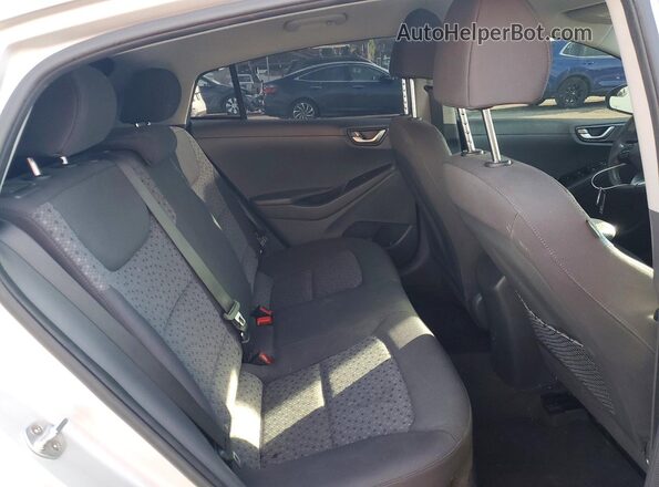 KMHC65LC8HU049252 2017 HYUNDAI IONIQ Silver Widok tylnych siedzeń