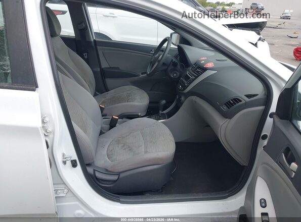KMHCT4AE0HU219384 2017 HYUNDAI ACCENT White Widok wnętrza z przodu