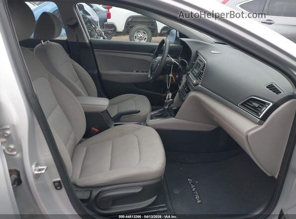 KMHD74LF2HU396761 2017 HYUNDAI ELANTRA Silver Widok wnętrza z przodu